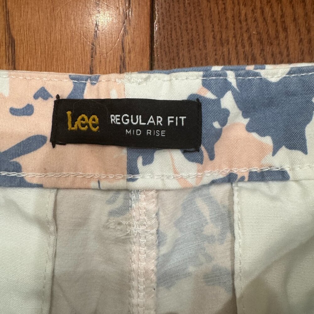 Like New Lee Regular Fit Mid Rise Women's Shorts - Hibiscus Flowers - Picture 4 of 4